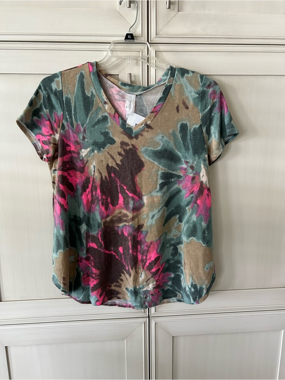 Honeyme V-Neck Short Sleeve Top in Pink, Teal & Tan Floral